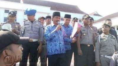 Plt Gubernur Provinsi Kepri Nurdin Basirun Tengah menyambut Pendemo