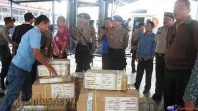 Petugas mengecek naskah UN yang tiba di Karimun