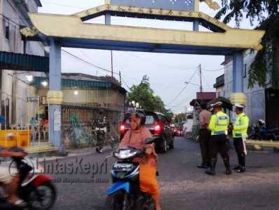 Petugas siaga sambut kedatangan jenazah almarhum Gubernur Kepri H Muhammad Sani