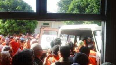 Terlihat puluhan karyawan PT Saipem mengantarkan jenazah ke dalam mobil