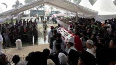 Upacara prosesi penyerahan jenazah almarhum HM Sani dari keluarga kepada negara
