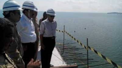 Plt Gubernur Kepri Nurdin Basirun meninjau pembangunan jembatan 1 Dompak