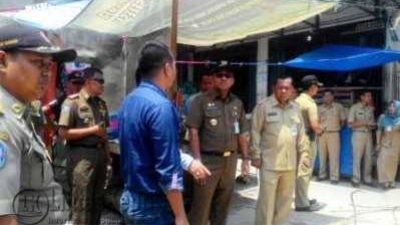Walikota Tanjungpinang Lis Darmansyah saat meninjau pasar kemaren