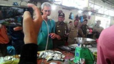 Walikota Tanjungpinang, Lis Darmansyah ketika belusukan kepasar kota lama dan pasar ikan plantar KUD Kota Tanjungpinang Selasa (12/04) siang.