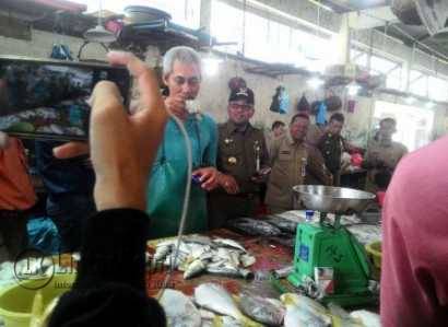 Walikota Tanjungpinang, Lis Darmansyah ketika belusukan kepasar kota lama dan pasar ikan plantar KUD Kota Tanjungpinang Selasa (12/04) siang.