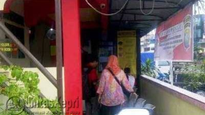 Edi saat melapor ke Polsek Kota didampingi LSM Ketapang