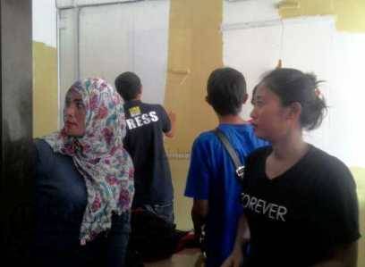 Kasi Humas Polres Tanjungpinang, Ipda Zubaidah (berkerudung) yang ikut bekerjasama membersihkan ruangan Media Partner bersama Jurnalis
