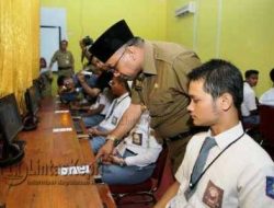 Lis dan Syahrul Tinjau Ujian Nasional Tingkat SMA