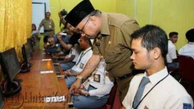 Lis dan Syahrul Tinjau Ujian Nasional Tingkat SMA