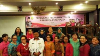 Walikota Tanjungpinang, Lis Darmansyah saat berfoto bersama LSM Prakarsa Perempuan