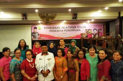 Walikota Tanjungpinang, Lis Darmansyah saat berfoto bersama LSM Prakarsa Perempuan