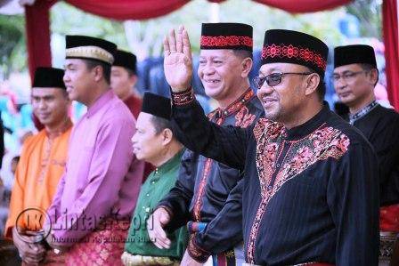Walikota dan Wakil Walikota Tanjungpinang saat melepas Kafilah Pawai Ta’aruf MTQ