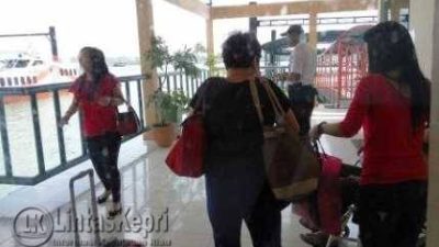 Penumpang Ferry Sentosa 9 keberangkatan Tanjungpinang-Situlang Laut, Malaysia ketika menunggu keberangkatan di Pelabuhan Internasional Sri Bintan Pura (SBP) Tanjungpinang