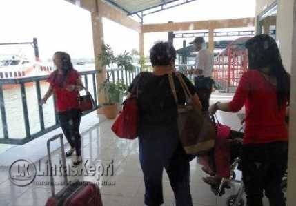 Penumpang Ferry Sentosa 9 keberangkatan Tanjungpinang-Situlang Laut, Malaysia ketika menunggu keberangkatan di Pelabuhan Internasional Sri Bintan Pura (SBP) Tanjungpinang