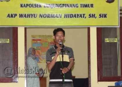 Sueb, Mewakili jurnalis Hukrim Tanjungpinang saat menyampaikan pesan untuk Kapolsek Tanjungpinang Timur, (9/4).