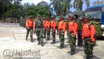 Dandim 0315 Bintan, Letkol Inf TNI Charles P Sagala, saat memeriksa kelengkapan personil Tim Ekspedisi Gurindam Sakti