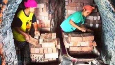 Wati (36) bersama Kuswari (32) saat menyusun batu bata didalam dapur arang, PT ABS, Jalan Lembah Asri, Tobong Bata, Tanjungpinang.