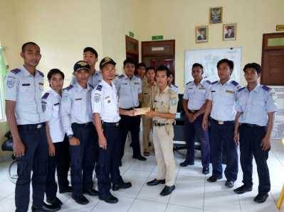 Dishhub Tarempa menyerahkan Bantuan Korban Kebakaran 17 Rumah, kepada Kantor Desa Sri Tanjung, Kec.Siantan, Senin (23/5).