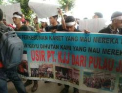 Demonstran Minta DPRD Kepri Tolak PT KJJ