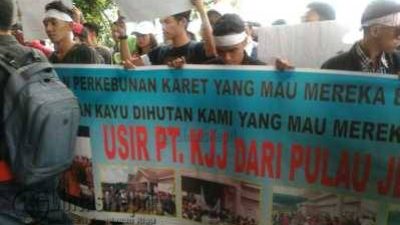 Demonstran Minta DPRD Kepri Tolak PT KJJ