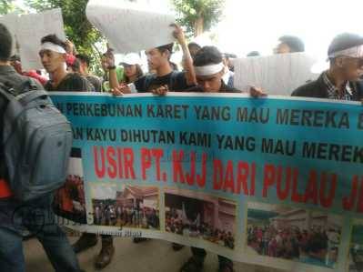Puluhan Mahasiswa yang tergabung dalam HIMKA menggelar aksi Unras di halaman Kantor DPRD Kepri, Senin (30/5).