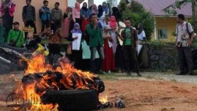 Mahasiswa STAI MU Tanjungpinang Demo Kampus