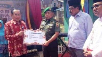 Kepala BKKBN RI, Surya Chandra menyerahkan secara simbolis alat kesehatan kepada Dandrem 033 Wira Pratama, Brigjen TNI Madsuni, Jumat (27/5).