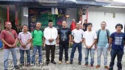 Wali Kota Tanjungpinang Lis Darmansyah saat berfoto bersama panitia Komunitas LKM