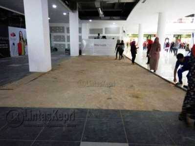 Lantai mall Matahari Departemen Store yang menciderai anak Yanto