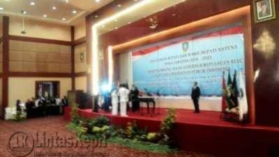 Plt Gubernur Kepri, Nurdin Basirun saat melantik Hamid Rizal dan Ngesti, sebagai Bupati dan Wakil Bupati Natuna periode 2016-2021