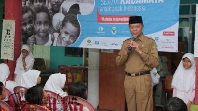 Wakil Walikota Tanjungpinang saat membuka program Gerakan Sejuta Kacamata Anak indonesia, di SD 004 Tanjungpinang Barat, Senin (9/5)