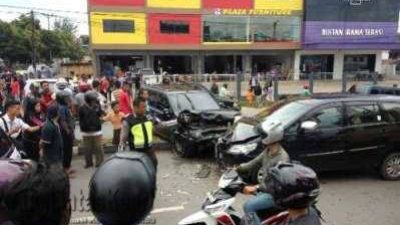 Mobil Nisan “Terbang” Hantam Kijang Inova