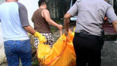 Mayat Heri Ketika di evakuasi tim identifikasi Polres Tanjungpinang, Minggu (14/5).
