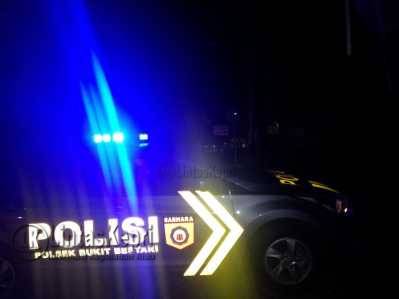 Polseisi mendatangi Travo PLN are Tanjungpinang yang meledak di Jalan Pramuka, Lorong Tanama, Jumat (6/5).
