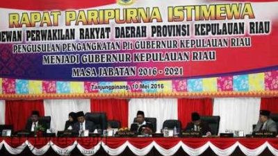 Sidang Paripurna Istimewa DPRD Provinsi Kepri, prihal mengusulkan dan menetapkan Plt Gubernur Kepri menjadi Gubernur Kepri periode sisa jabatan 2016-2021,Selasa (10/5).