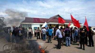 Puluhan Unras yang tergabung dalamForum Aksi Bersama (FAB) menggelar aksi Unjuk Rasa (Unras) di halaman Kantor Dinas Pendidikan Provinsi Kepri, Kamis (19/5)