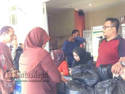 Masyarakat mengantri belanja Pasar Murah Ramadhan, di Kantor Lurah Tanjung Unggat, Senin (13/6)