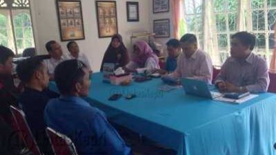 KPPAD Kepri saat menggelar konferensi pers bersama sejumlah media, tentang rencana program pengaduan masalah anak secara online, Rabu (22/6)