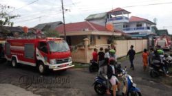 Tiga unit Damkar Kota Tanjungpinang dikerahkan saat mengatasi kebakaran, di kediaman Aang, Jalan Karimun, Rabu (1/6) Tiga unit Damkar Kota Tanjungpinang dikerahkan saat mengatasi kebakaran, di kediaman Aang, Jalan Karimun, Rabu (1/6)