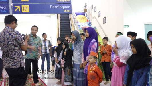 GM PT. Angkasa Pura II Bandara RHF Tanjungpinang saat membagikan Tas Sekolah kepada anak yatim, di chek In Counter RHF, Jumat (17/6)