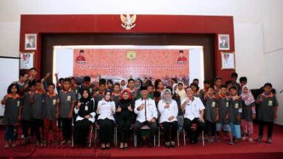 Anak Jalanan dan Anak Berhadapan Hukum (ABH) beserta Orang Tua mereka, saat foto bersama Wakil Walikota Tanjungpinang, H Syahrul S.Pd