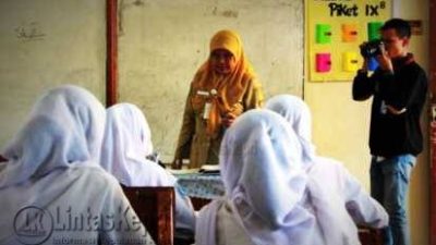 Aktivitas mengajar di salah satu Sekolah Menengah Pertama (SMP) di Kepri.