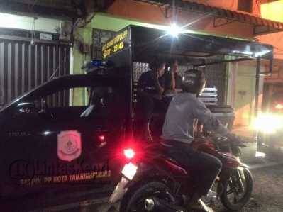 Beberapa pasangan yang diduga mesum saat diamankan Satpol PP Kota Tanjungpinang