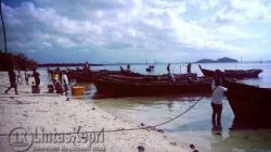Deretan baris pompong nelayan Kelong apung berakit