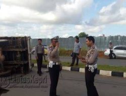 Lepas Kendali Truck Toyota Terguling