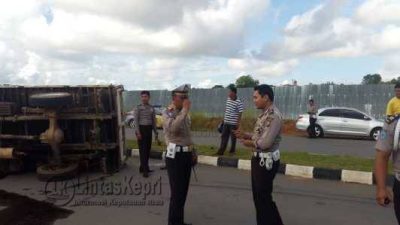 Lepas Kendali Truck Toyota Terguling