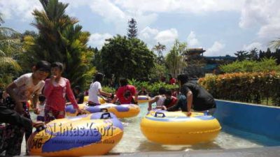 Pengunjung padati kolam bermain air (Areca) yang berada di Jalan Sri Handjoyo Putro, Kilometer 9, Lembah Asri, Minggu (10/7) f.ajianugraha