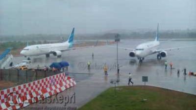 Maskapai Garuda Boing 737-800 Nomor Penerbangan 152 saat mendarat darurat di Bandar Udara RHF Tanjungpinang, Rabu (13/7) f. aji anugraha