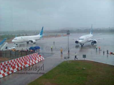 Maskapai Garuda Boing 737-800 Nomor Penerbangan 152 saat mendarat darurat di Bandar Udara RHF Tanjungpinang, Rabu (13/7) f. aji anugraha