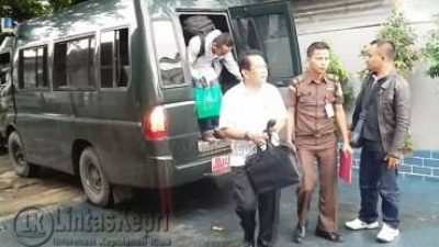 Kadispenda Kabupaten Kepulauan Anambas (KKA), Zulfahmi saat dijebloskan ke Rutan Kelas I Tanjungpinang, Rabu (20/7)
